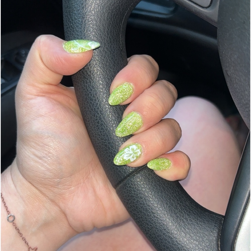 Customer press on nails! Reusable and easy to apply. Application kit included